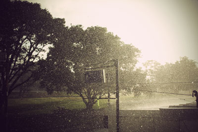empecé a hablar contigo y aún cuando la lluvia intentaba inundarlo todo, salió el sol <3 empecé a hablar contigo y aún cuando la lluvia intentaba inundarlo todo, salió el sol <3